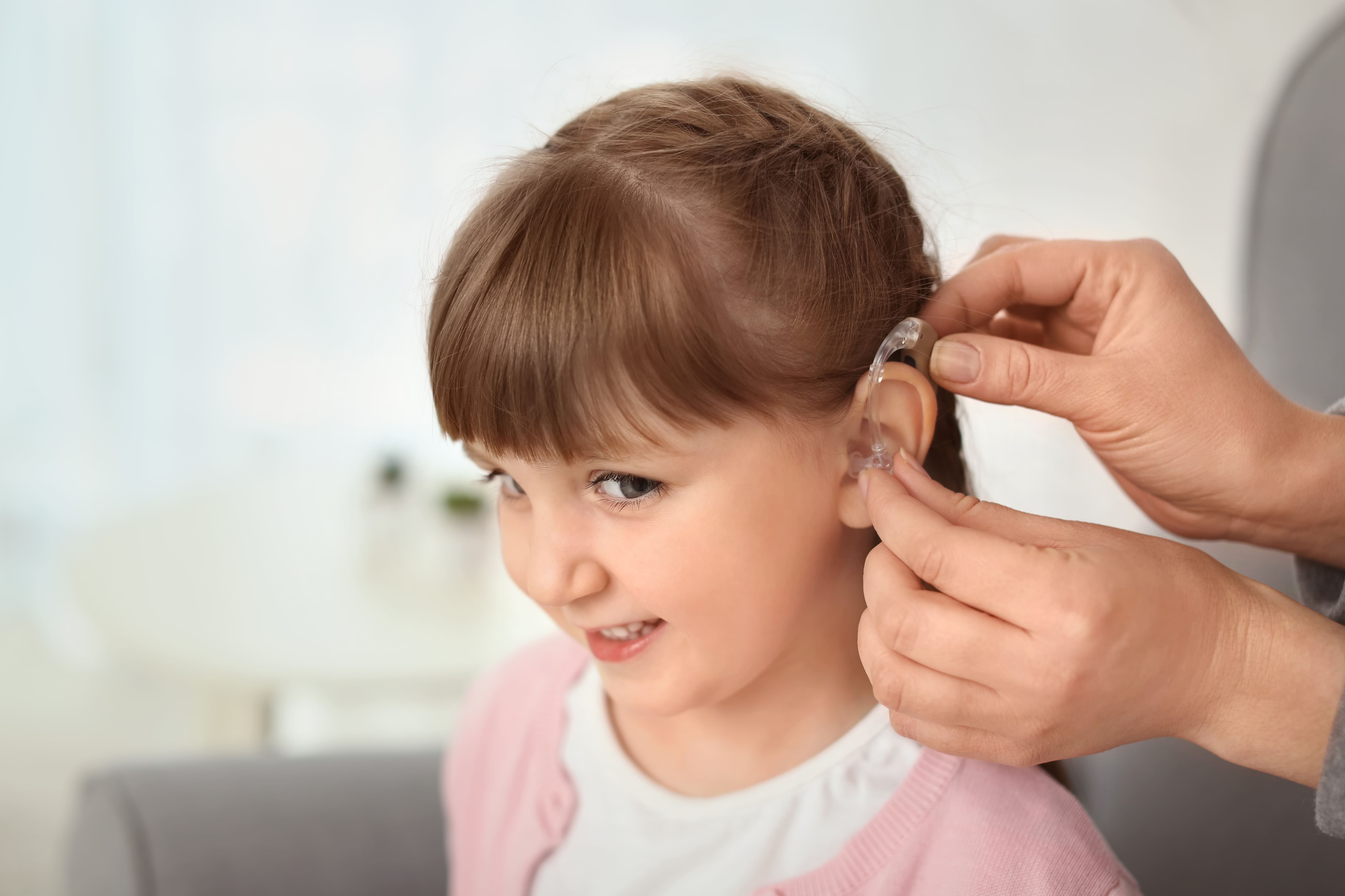 Слуховое восприятие слабослышащих. Дети с нарушением слуха.. Ребёнок сос луховым аппаратом. Слуховой аппарат для детей. Девочка со слуховым аппаратом.