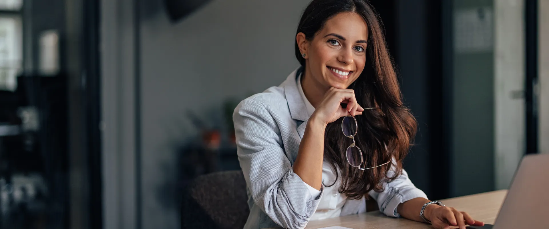 Imagen Portada Becas MREC–VIU