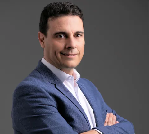 Bernabé en pie fondo neutro.jpg