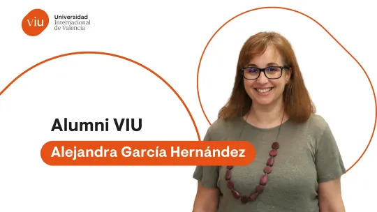 Retrato de Alejandra García Hernández estudiante de VIU recortada sobre un fondo blanco con formas geométricas y nombre y logo de VIU