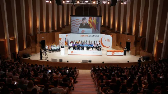 Graduación VIU 2026 vista general escenario y auditorio
