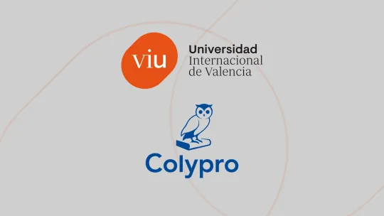 Logos de la Unviersidad Internacional de Valencia y del Colegio de Licenciados y Profesores en Letras, Filosofía, Ciencias y Artes (COLYPRO) sobre un fondo gris con formas geométricas naranjas