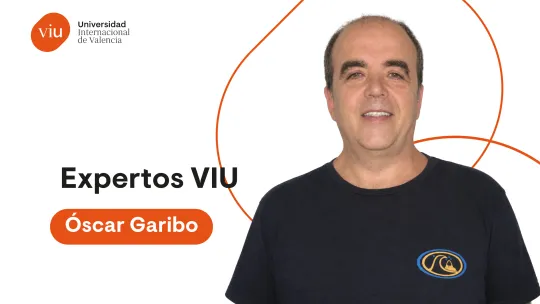 Retrato del Dr. Óscar Garibo, experto de VIU. El Dr. Garibo viste camiseta negra y está retratado en un plano cercano, siendo visible la parte superior del torso y su rostro. Su imagen está recortada sobre un fondo blanco con formas geométricas naranjas. La imagen incluye el logo de VIU y el texto: Expertos VIU Dr. Óscar Garibo