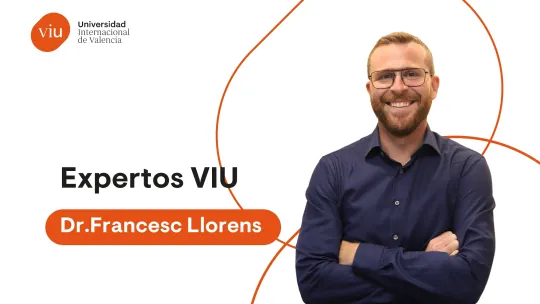 Dr. Francesc Llorens, vicedecano de la Facultad de Ciencias de la Educación de VIU. Retrato sobre fondo blanco con formas geométricas naranjas.