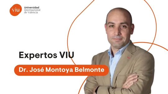 Retrato del Dr. José Montoya Belmonte, docente e investigador de VIU. Su figura está recortada sobre un fondo blanco con formas geométricas naranjas.