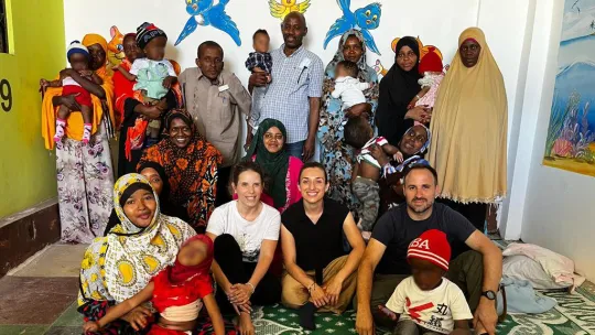 Equipo Cátedra VIU-NED con pacientes y familiares en House of Hope
