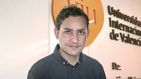 Dr. Robert Ferrer VIU con fondo cc.jpg