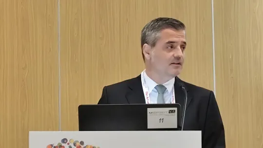 El Dr. Víctor José Villanueva Blasco durante su discurso de agradecimiento al recibir el premio por parte de ISSUP