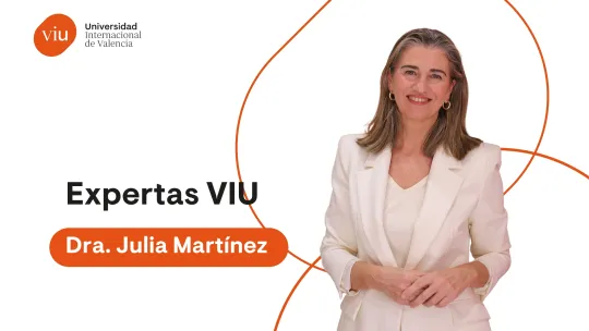 Retrato sobre fondo blanco con formas geométricas naranjas, de la Dra. Julia Martínez, decana de la Facultad de Ciencias Sociales y Jurídicas de VIU.