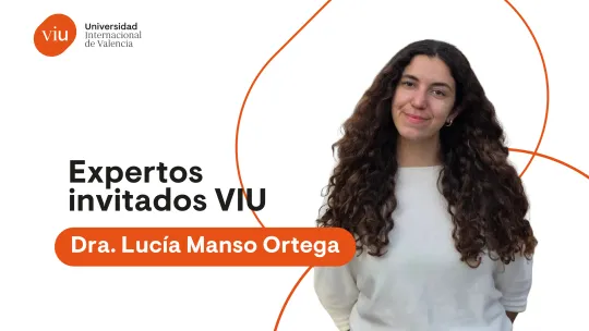 Retrato de medio cuerpo de la Dra. Lucía Manso-Ortega, ganadora del premio a la mejor tesis doctoral de la Cátedra VIU-NED de Neurociencia. La Dra. Manso-Ortega viste de blanco y está recortada sobre un fondo claro con formas geométricas naranjas y el texto: Experta invitada VIU Dra. Lucía Manso-Ortega