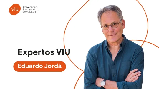 Retrato de Eduardo Jordá, escritor y docente de VIU, sobre fondo blanco con formas geométricas naranjas, logo de VIU y texto.