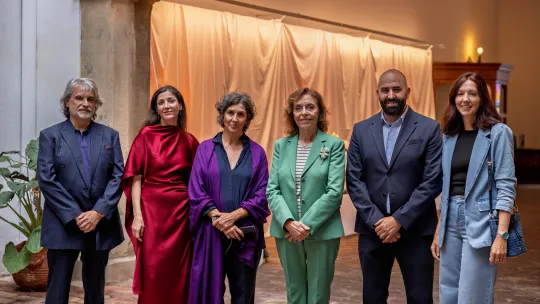 Elvira Mínguez junto a representantes de VIU y Planeta Grupo Editorial
