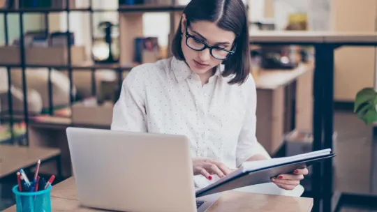 Estudiante colombiana comparando título propio y título oficial