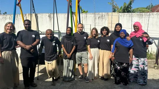 . El equipo de trabajo de la House of Hope de Zanzíbar junto a los responsables de dirección de la Fundación NED y el proyecto PsicoNED