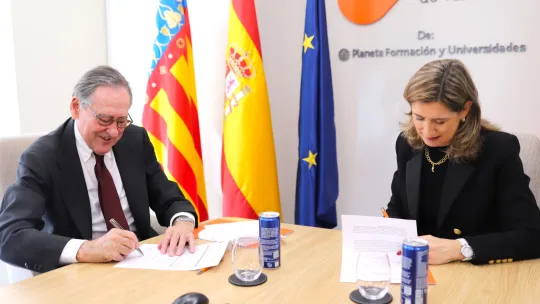 El acuerdo, ratificado en la sede de la Universidad Internacional de Valencia por su rectora, Dra. Eva María Giner, y el presidente de Santander Universidades, Matías Rodríguez Inciarte