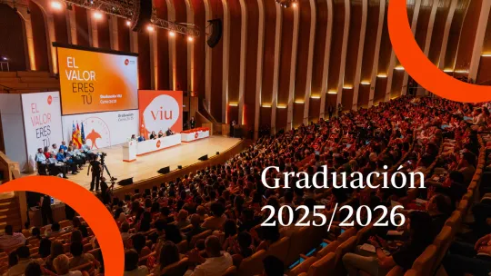 Fotografía de la graduación VIU 2025 con un texto que dice Graduación 2025/2026