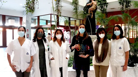 Dra. Mª Victoria Ruíz Romero junto a su equipo y el premio