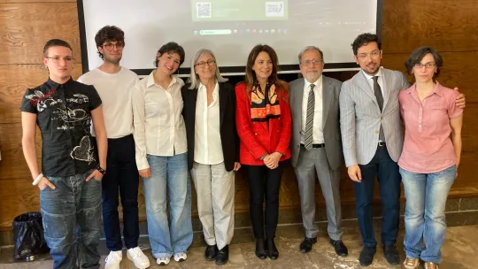 Jesús González Yumar, alumni de VIU con los otros ganadores y autoridades universitarias