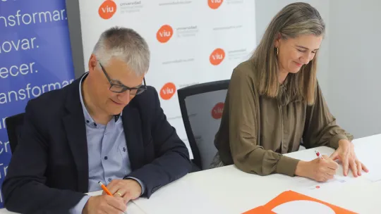 El CEO de CEEI Valencia, Ramón Ferrandis, y la decana de la Facultad de Ciencias Sociales y Jurídicas de VIU, Dra. Julia Martínez Candado, durante la firma del convenio