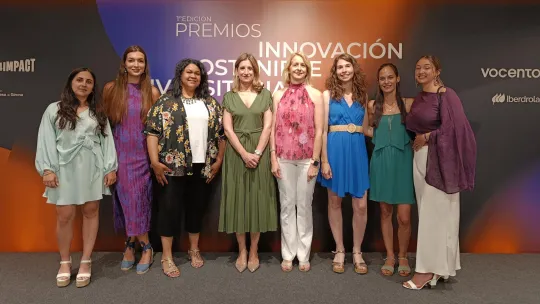 Las estudiantes finalistas de la Universidad Internacional de Valencia junto con la Rectora, Eva María Giner, y la Directora de Calidad y Sostenibilidad, Mónica Rodríguez.