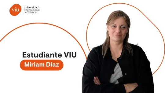 Retrato de medio cuerpo de Miriam Díaz, estudiante de VIU. El retrato está recortado sobre un fondo blanco con formas geométricas naranjas. En la imagen está el logo de VIU y el texto: Estudiante VIU Miriam Díaz.