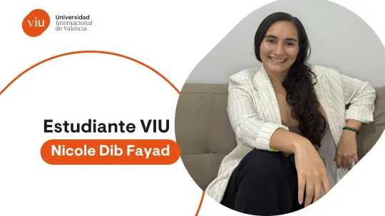 Retrato de Nicole Dib Fayad, alumni VIU del Máster Oficial en Gerontología y ACP, sobre fondo blanco con forma geométrica. La foto de Nicole se encuentra dentro de un marco ovalado