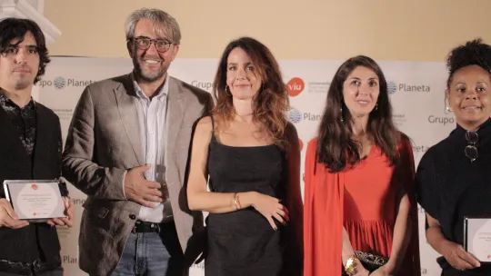 Estudiantes premiados junto a Máximo Huerta, Espido Freire y María Rosell, durante la VI Velada literaria
