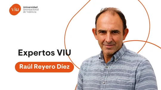 Retrato del experto de VIU Raúl Reyero. Viste camisa a rayas azul y su retrato está recortado sobre un fondo blanco con formas geométricas naranjas