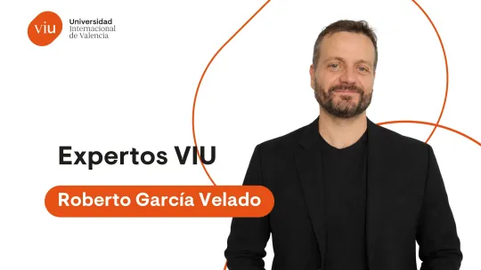 retrato de medio cuerpo de Roberto García Velado, experto VIU. Viste de negro y está recortado sobre un fondo blanco con formas geométricas naranjas y el logo de VIU. la imagen tiene el texto: Expertos VIU, Roberto García Velado.