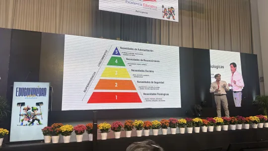 Toni García docente de VIU, durante su ponencia en la feria EduComunidad 2025, celebrada en Ecuadorr