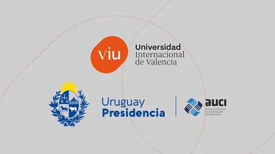 Logos de la Universidad Internacional de Valencia y de la Agencia Uruguaya de Cooperación Internacional (AUCI), sobre un fondo gris con formas geométricas naranjas 