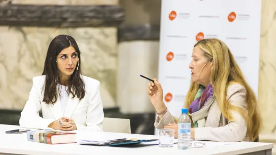 Espido Freire y Luz Gabás durante un momento de la masterclass