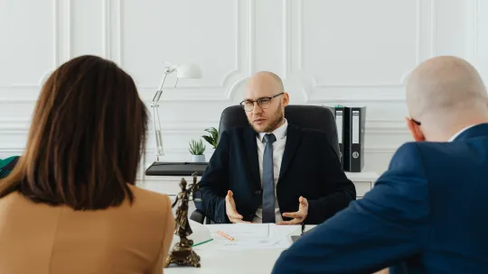 reunion-de-un-abogado-empresarial-con-clientes-en-una-oficina