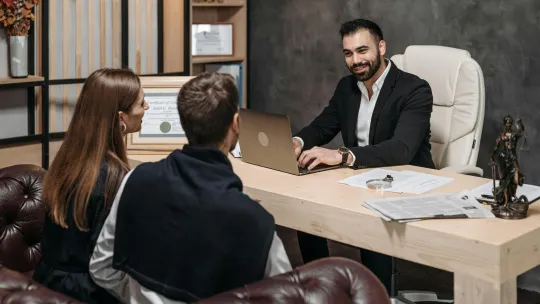reunion-de-empleados-con-abogado-laboralista-en-despacho-legal