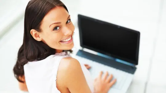 alumna-univesidad-online-portatil.jpg alumna-univesidad-online-portatil.jpg