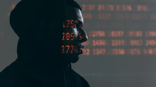 persona-con-capucha-proyectada-con-codigos-binarios-como-representacion-de-la-ciberseguridad-en-colombia