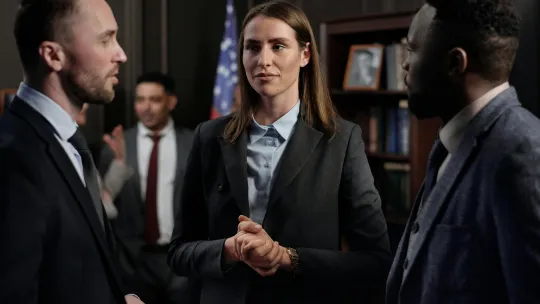 como-ser-abogado grupo-de-profesionales-en-un-despacho-juridico-hablando-sobre-como-ser-abogado