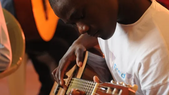 chico-tocando-la-guitarra-haciendo-una-composicion-musical-moderna