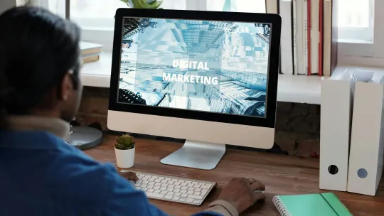 profesional-trabajando-en-marketing-y-comunicacion-digital-en-su-computadora