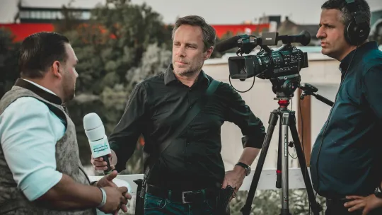 grupo-de-comunicadores-haciendo-comunicacion-social