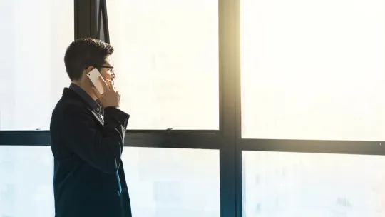 profesional-de-negocios-hablando-por-telefono-en-una-oficina-relacionado-con-los-criterios-esg