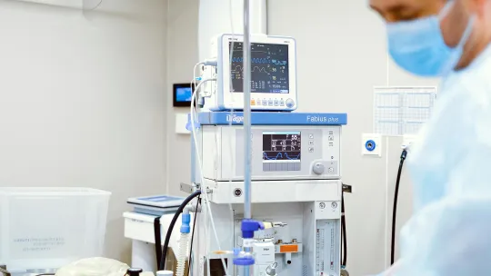 personal-sanitario-con-mascarilla-manejando-equipo-de-monitoreo-en-la-unidad-de-cuidados-intensivos