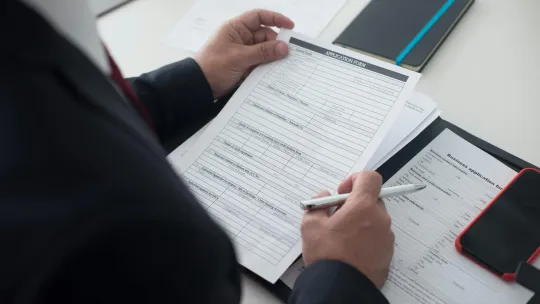 derecho-administrativo-colombiano persona-revisando-documentos-legales-como-ejemplo-del-derecho-administrativo-colombiano