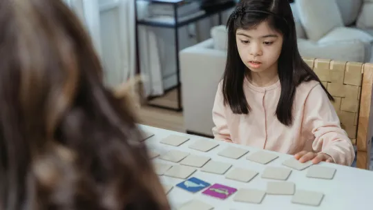 detecta-asperger-en-ninos niña-jugando-un-juego-de-memoria-como-parte-de-un-ejercicio-que-detecta-asperger-en-ninos