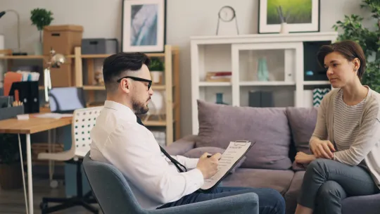 consulta-de-una-mujer-con-un-profesional-para-ilustrar-la-diferencia-entre-psicologo-clinico-y-sanitario