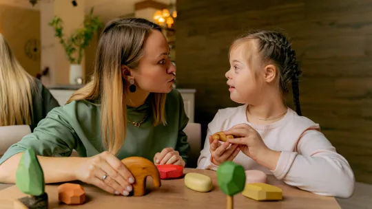 mujer-jugando-con-nina-con-discapacidad-como-parte-de-un-programa-de-educacion-especial