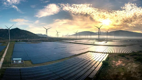 paisaje-al-atardecer-con-paneles-solares-y-aerogeneradores-como-ejemplo-de-energias-renovables-en-colombia