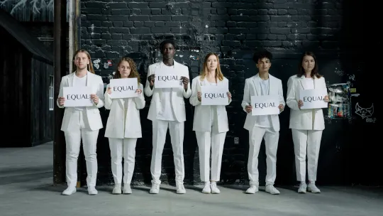 grupo-de-personas-diversas-sosteniendo-carteles-con-la-palabra-equal-como-simbolo-de-equidad-social-en-ecuador