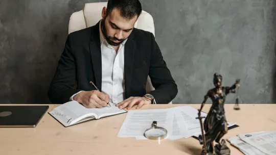 abogado-escribiendo-documentos-en-su-despacho-como-parte-de-sus-especializaciones-en-derecho