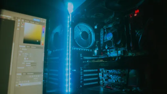 torre-de-ordenador-con-luces-led-azules-que-representa-la-tecnologia-y-la-ingenieria-en-ciencias-de-la-computacion